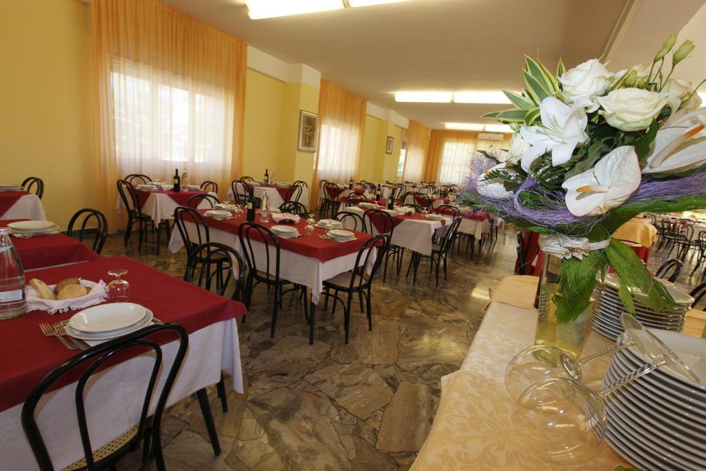 רימיני Hotel Vannini מראה חיצוני תמונה